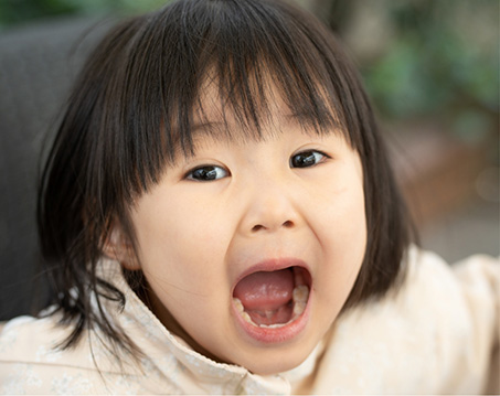 Young girl opening her mouth wide